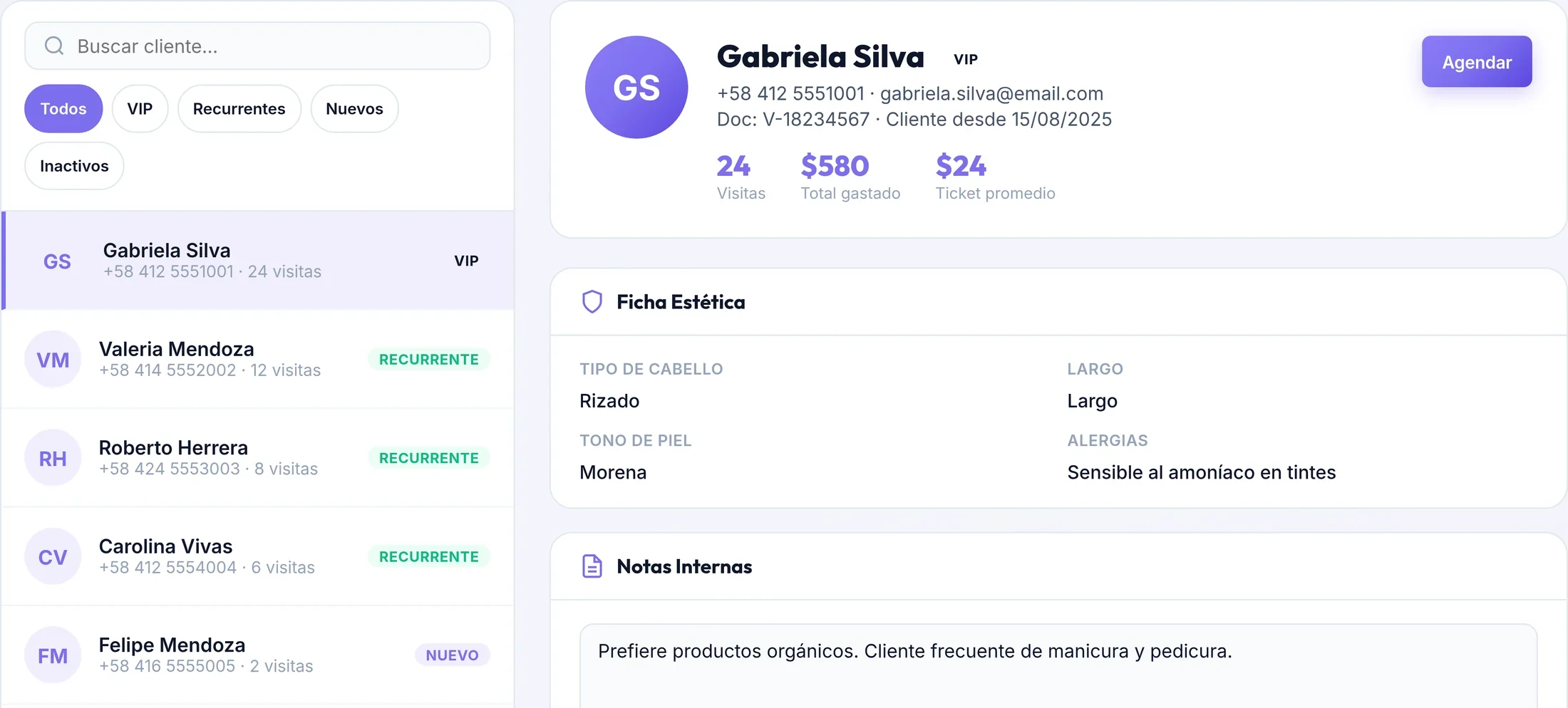 Vista de Clientes en el panel: la lista de clientas con sus etiquetas y la ficha abierta con su perfil estético e historial.